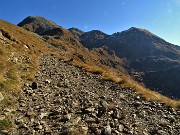 19 Sul sent. 204 vista in Corno Stella a sx e Monte Chierico a dx